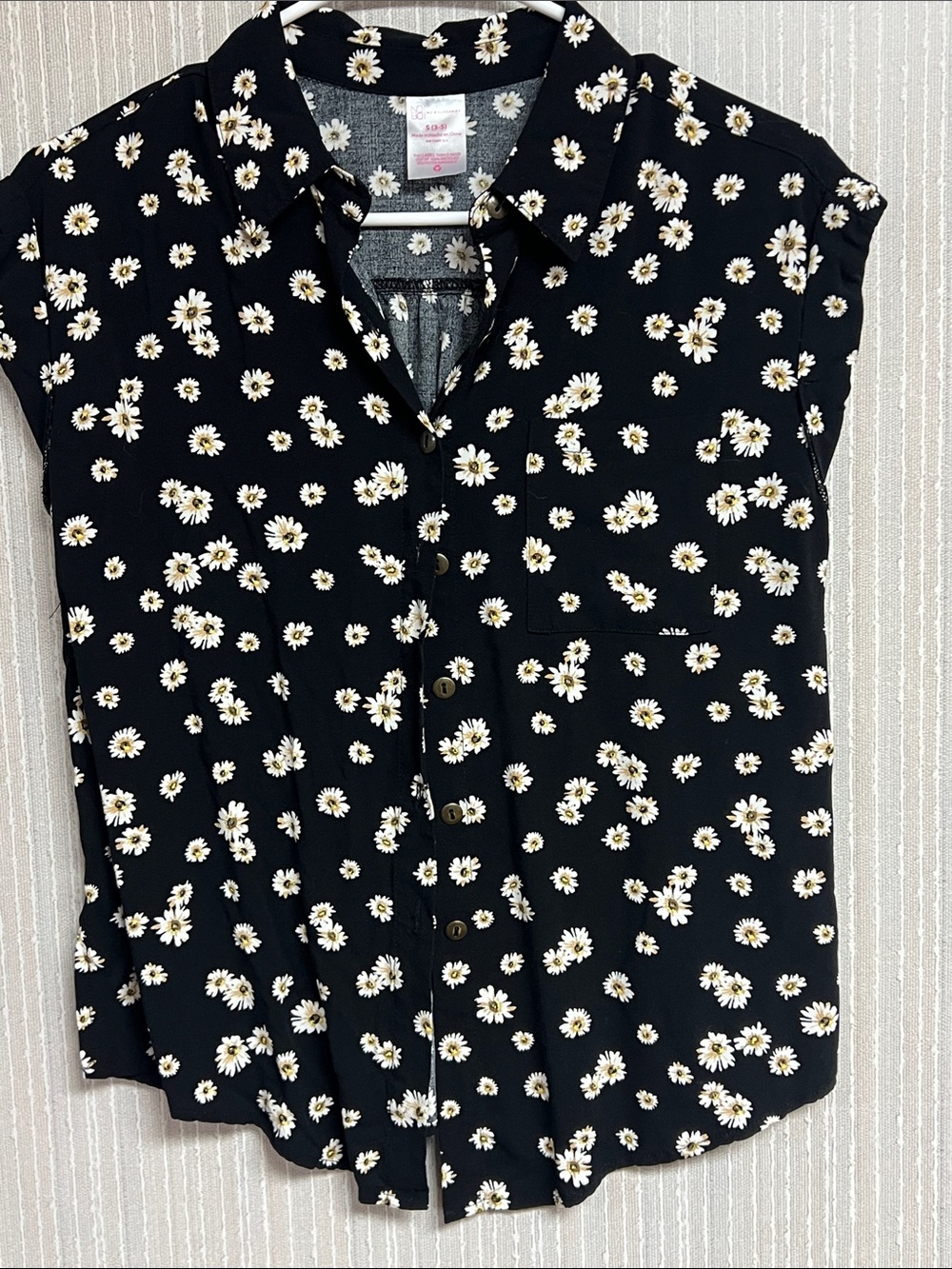 S No Boundaries Black Floral Button-Down Shirt - White & Gold Daisy Print